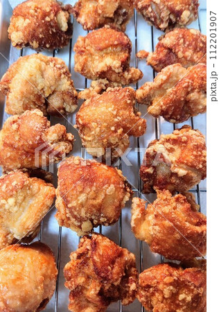 バットに並んだ揚げたての鶏の唐揚げ 112201907