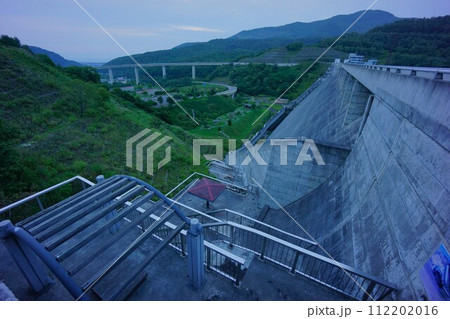 朝里ダムの堤体とループ橋 112202016