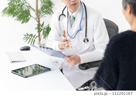 男性医師が患者を診察するイメージ 112202167
