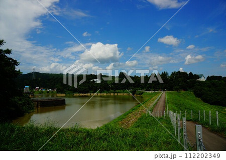 浅河原調整池ダムの堤体とダム湖 112202349
