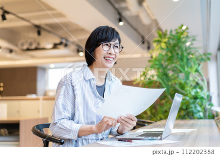 テレワークで働くミドル女性 112202388