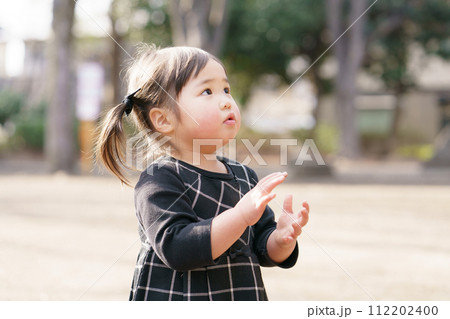 公園で遊ぶ小さな女の子 公園で遊ぶ小さな女の子 112202400