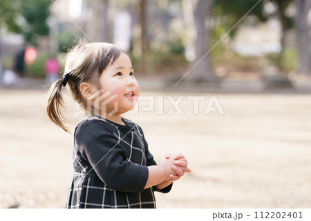 公園で遊ぶ小さな女の子 公園で遊ぶ小さな女の子 112202401
