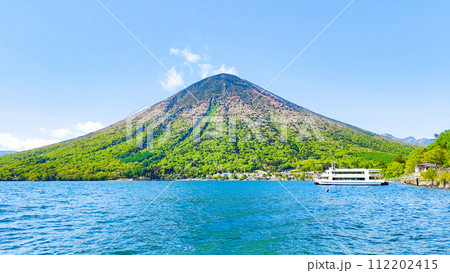 中禅寺湖と男体山（5月） 112202415