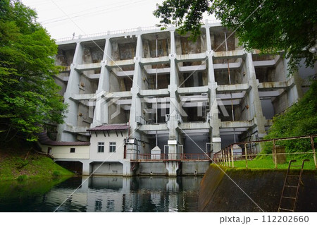 下流から見る丸沼ダムのバットレス堤体 112202660