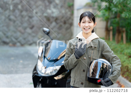スマホを持つバイク女子 スマホを持つバイク女子 112202718