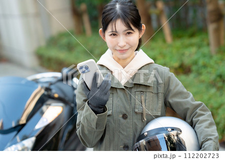 スマホを持つバイク女子 スマホを持つバイク女子 112202723
