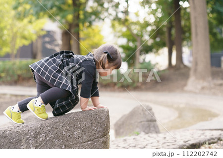 公園で遊ぶ小さな女の子 公園で遊ぶ小さな女の子 112202742