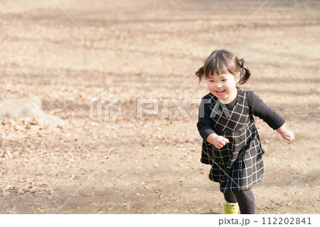 公園で走る小さな女の子 112202841
