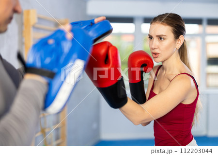 Woman training in gym 112203044