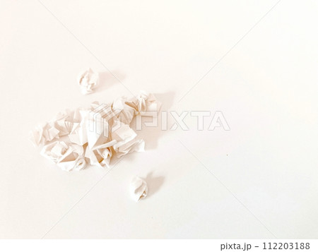くしゃくしゃの紙くず 112203188
