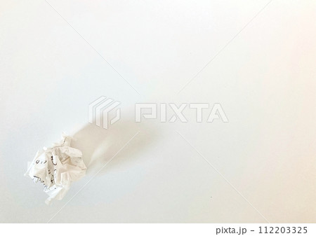 くしゃくしゃに丸めた紙 くしゃくしゃに丸めた紙 112203325
