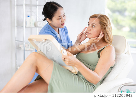 young doctor consulting with mirror 112203942