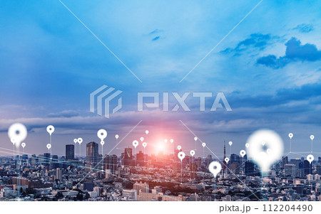 現代都市と位置情報ネットワーク　広告・バナー向けコピースペースありビジュアル 112204490