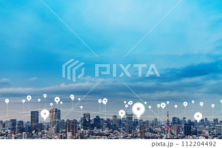 現代都市と位置情報ネットワーク　広告・バナー向けコピースペースありビジュアル 112204492