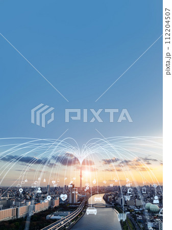 現代都市と通信ネットワーク　広告・バナー向け縦型ビジュアル 112204507