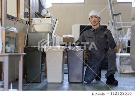 作業着を着た若い男性 112205010