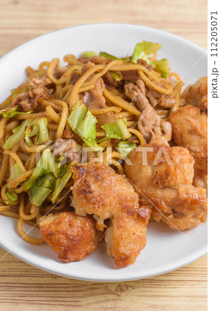 焼きそばと唐揚げ 焼きそばと唐揚げ 112205071