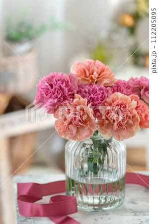花瓶に飾られた母の日のカーネーション 112205095