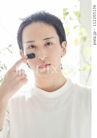 スキンケアをする爽やかな男性 スキンケアをする爽やかな男性 112205136