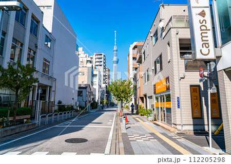 【東京都】錦糸町の路地から見えるスカイツリー 【東京都】錦糸町の路地から見えるスカイツリー 112205298