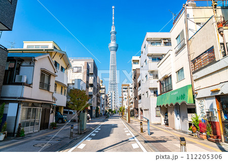 【東京都】錦糸町の路地から見えるスカイツリー 【東京都】錦糸町の路地から見えるスカイツリー 112205306