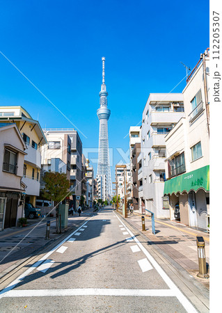 【東京都】錦糸町の路地から見えるスカイツリー 【東京都】錦糸町の路地から見えるスカイツリー 112205307
