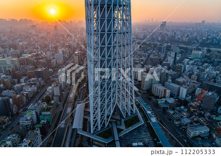 【東京都】イーストタワーから見た東京スカイツリーと夕暮れの街並み 112205333