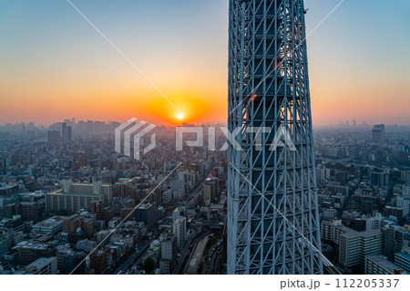 【東京都】イーストタワーから見た東京スカイツリーと夕暮れの街並み 【東京都】イーストタワーから見た東京スカイツリーと夕暮れの街並み 112205337