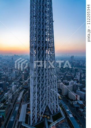 【東京都】イーストタワーから見た東京スカイツリーと夕暮れの街並み 112205344