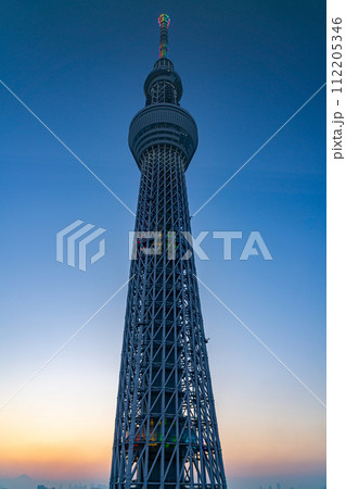 【東京都】イーストタワーから見た夕暮れの東京スカイツリー 【東京都】イーストタワーから見た夕暮れの東京スカイツリー 112205346