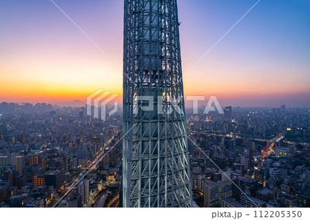 【東京都】イーストタワーから見た東京スカイツリーと夕暮れの街並み 112205350