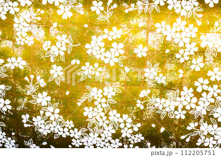 美しく華やかな金地の桜模様 日本の伝統的紙すき和紙の四季の千代紙 美しく華やかな金地の桜模様 日本の伝統的紙すき和紙の四季の千代紙 112205751