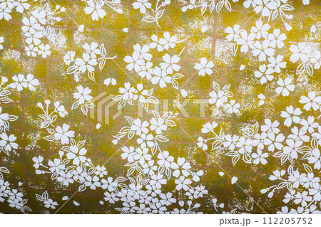 美しく華やかな金地の桜模様 日本の伝統的紙すき和紙の四季の千代紙 美しく華やかな金地の桜模様 日本の伝統的紙すき和紙の四季の千代紙 112205752