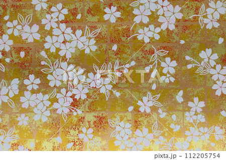 美しく華やかな金地の桜模様　日本の伝統的紙すき和紙の四季の千代紙 112205754