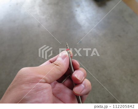 自動車のバルブコアをムシ回しにセット 112205842