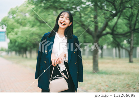 お出掛けをする女性 112206098