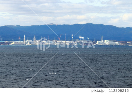 洋上から眺める福島第一原子力発電所の1号機～6号機（2024年2月） 112206216