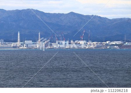 洋上から眺める福島第一原子力発電所の1号機～4号機（2024年2月） 112206218
