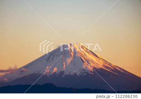 「紅富士」、真冬の夕方に雪が積もった白い斜面が光で淡い紅色に染まった富士山、2024年1月 「紅富士」、真冬の夕方に雪が積もった白い斜面が光で淡い紅色に染まった富士山、2024年1月 112206230