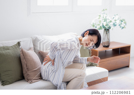 腰痛　腰が痛いミドル女性 112206981