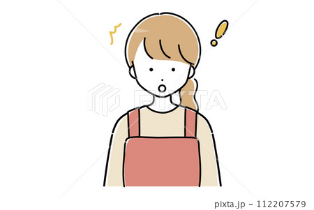 驚いている若い主婦 112207579