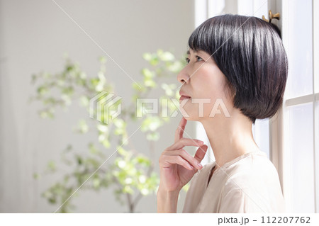 頭が痛いミドル女性 112207762