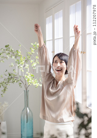 伸びをする女性 112207978