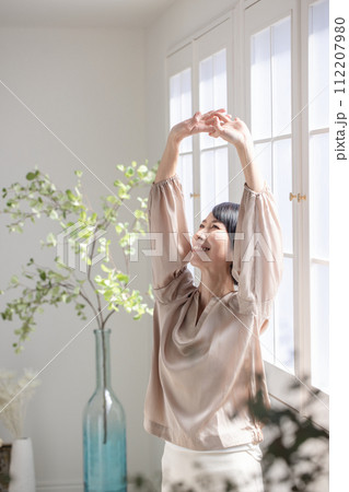 伸びをする女性 伸びをする女性 112207980