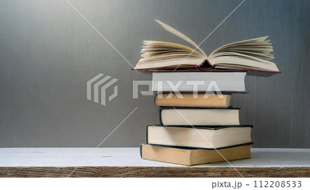 山積みの本のイメージ素材 積読 山積みの本のイメージ素材 積読 112208533