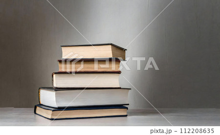 本のある風景 山積み 積読 本のある風景 山積み 積読 112208635