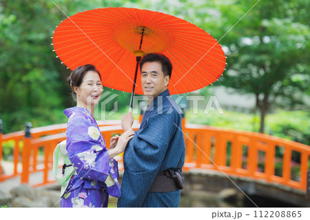 浴衣のミドル夫婦 112208865