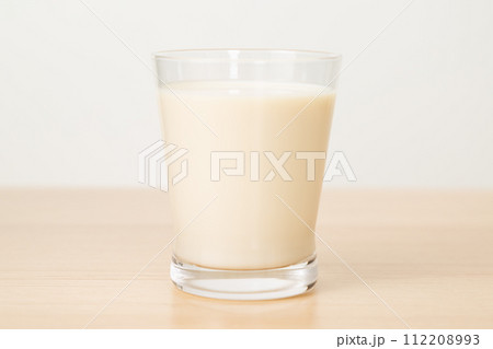 グラスに入った豆乳 112208993