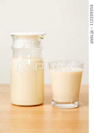 グラスとピッチャーに入った豆乳 グラスとピッチャーに入った豆乳 112209358